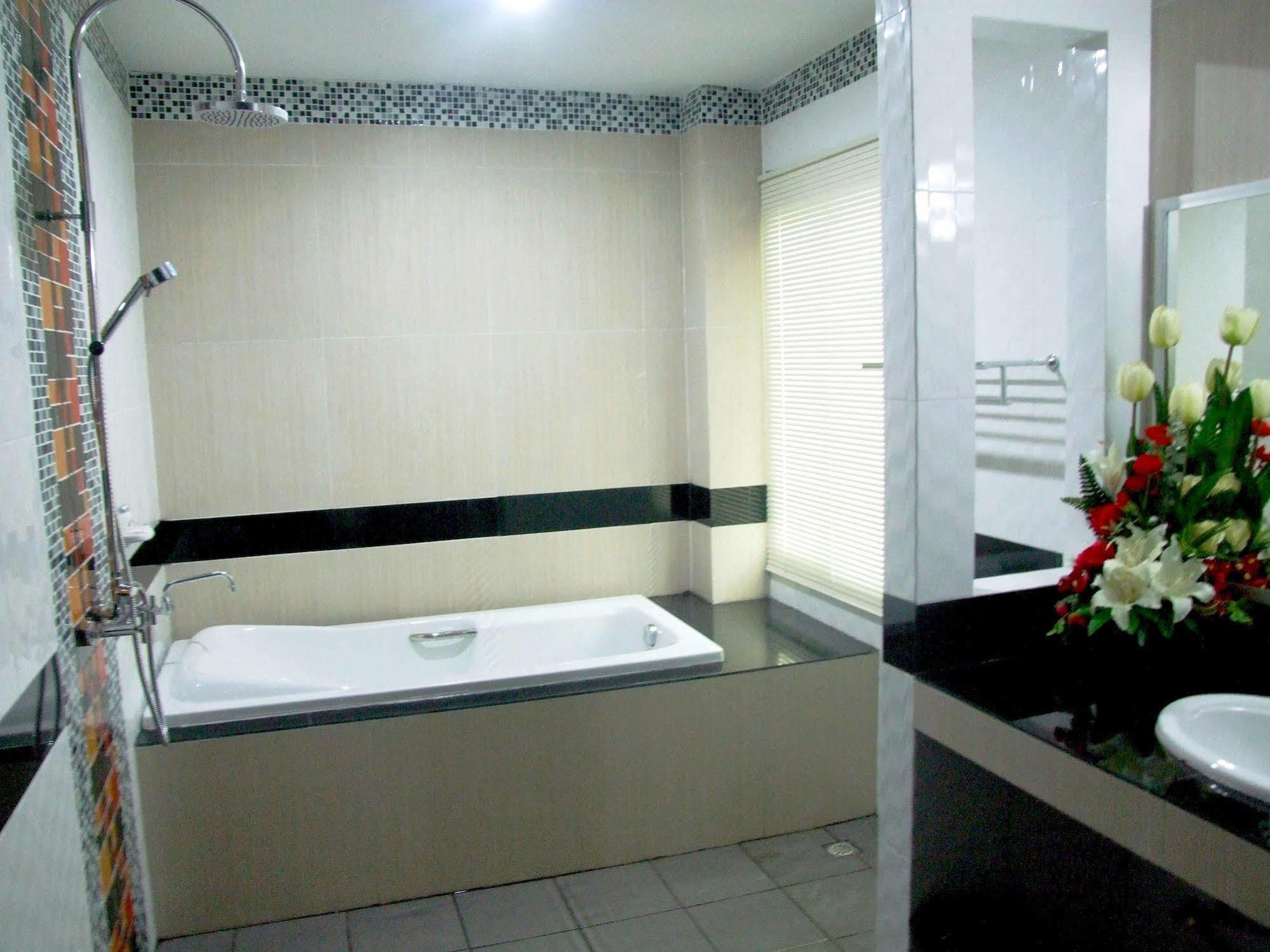 Ruan Rim Nam Hotel Roi Et Luaran gambar